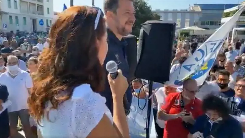 "Vergogna...", "Urla la mattina". È "rissa" tra Veronesi e Salvini