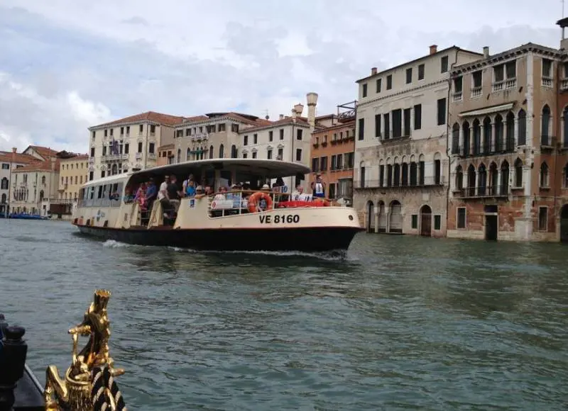 Paura a Venezia, un vaporetto si scontra con un barcone turistico