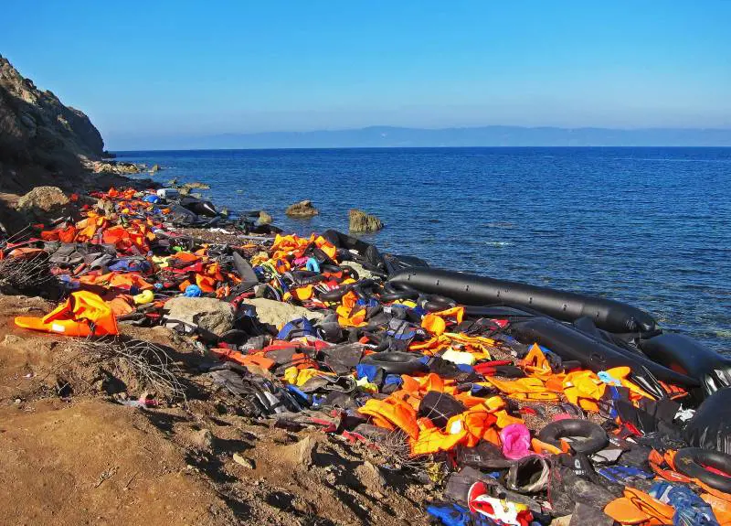 La "mafia dei gommoni" si stabilisce a Bruxelles per il traffico di migranti attraverso la Manica