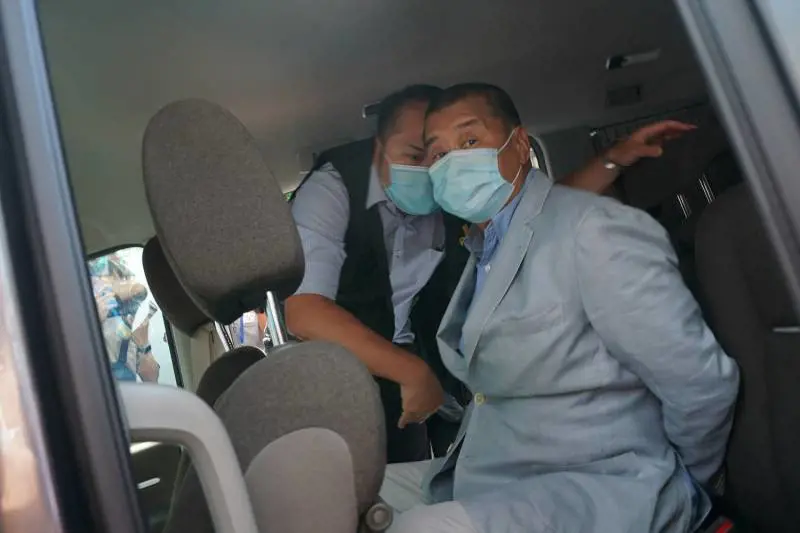 Scure cinese su Hong Kong. Arrestato il re degli editori. "Addio libertà di stampa"