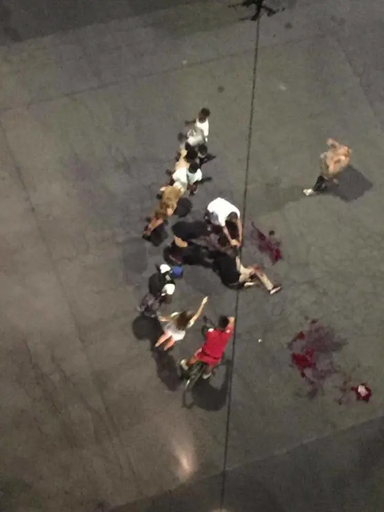 Bottigliate sugli occhi a turista. Furia del clandestino in strada