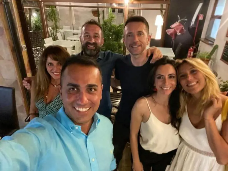 Di Maio si scatta il selfie. Ma per lui finisce male