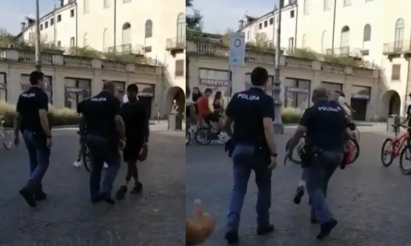 Il migrante accusa: "Preso per il collo da agenti razzisti". Ecco la verità