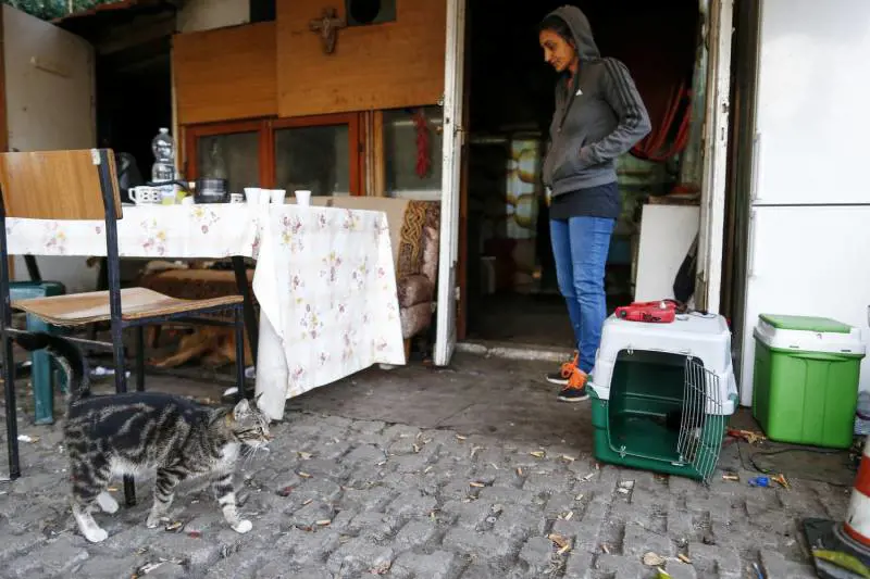 Quarantene violate e positivi: bomba Covid nel campo rom che doveva esser sgomberato
