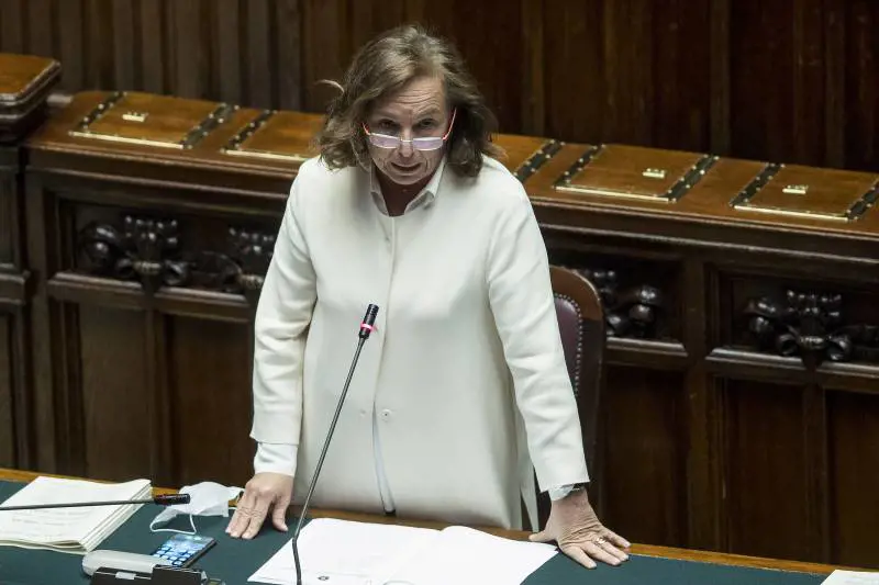 Musumeci stana Conte. Il governo immobile piegato dalle Regioni