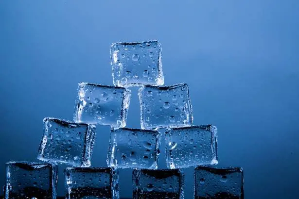 Come ottenere il ghiaccio dall'acqua bollente