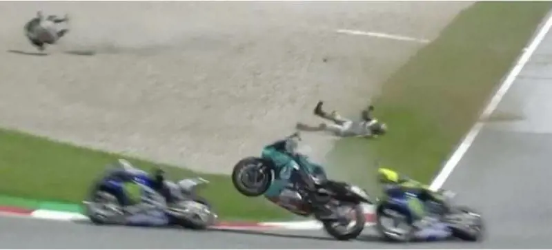 Miracolo in pista per Valentino Rossi. Moto in aria: incidente choc