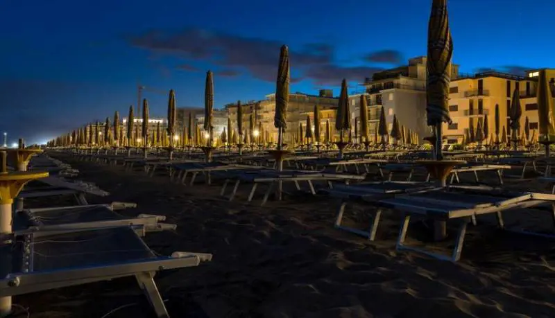 Stupro dell'orrore in spiaggia: tre immigrati minorenni su una 15enne