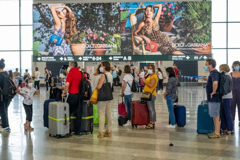 Rientri, tutti in coda per fare il tampone: "Possibili ritardi"