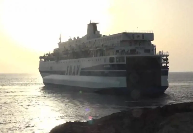 Nessuno vuole la nave quarantena: anche Augusta chiude ai migranti. Poi la retromarcia