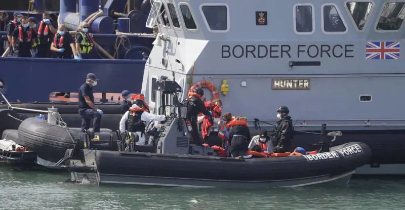 Migranti, Regno Unito sotto assedio: Londra si affida all'esercito