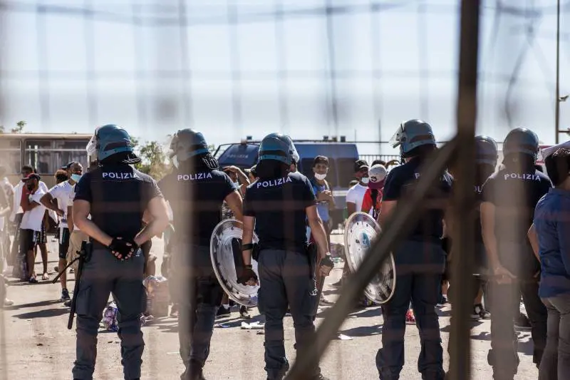 Altri arrivi, Lampedusa nel caos. La gente: occupiamo il Comune