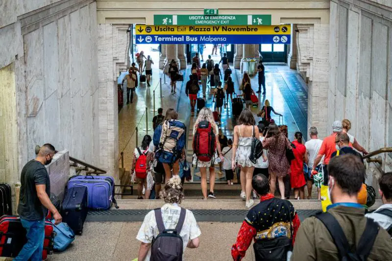 Virus e rientri in città. Calano i positivi (ma pure i tamponi)