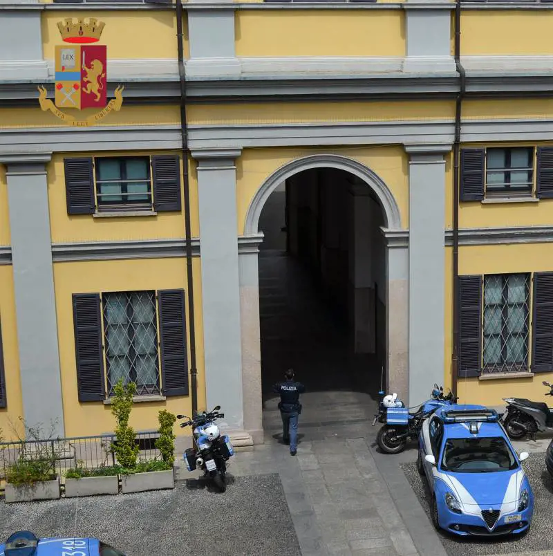 Bloccato per un controllo si suicida in questura nella camera dei fermati