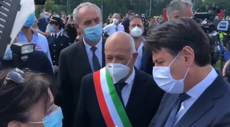 La terremotata affronta Conte. Lui (in imbarazzo) reagisce così