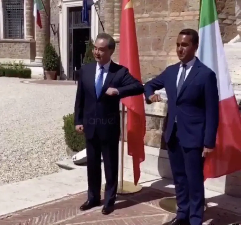"Di Maio o Carlo Conti?". Esplode l’ironia social