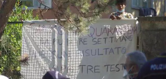 Rivolta dei migranti col Covid. E quattro agenti restano feriti