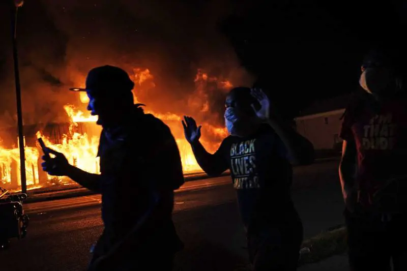 17enne arrestato per l'omicidio di due persone a Kenosha durante le manifestazioni