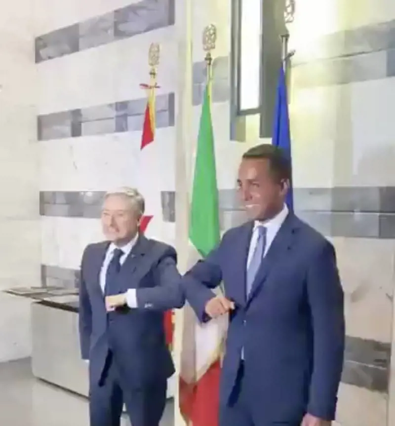Luigi Di Maio scherza sulla sua abbronzatura: "Ragazzi, metterò la crema 50". Ma il web insorge