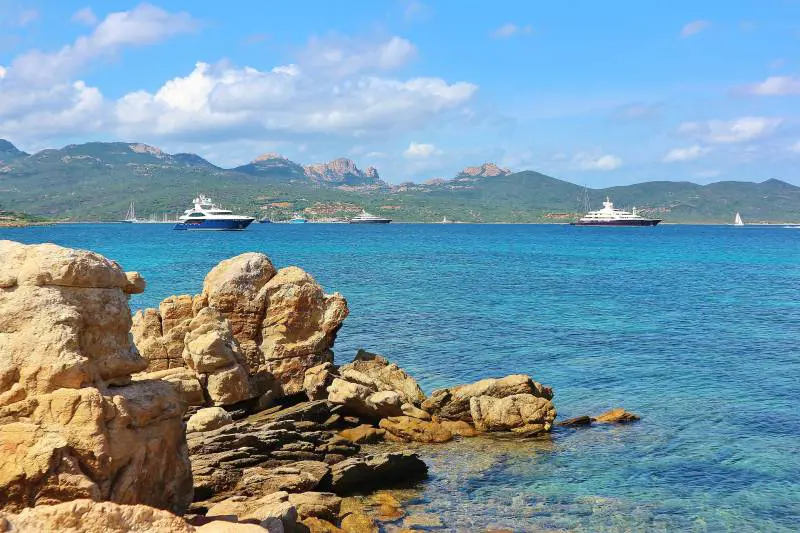 Ritorno alla mondanità dopo la Costa Smeralda. E ora anche i vip si scoprono degli "appestati"