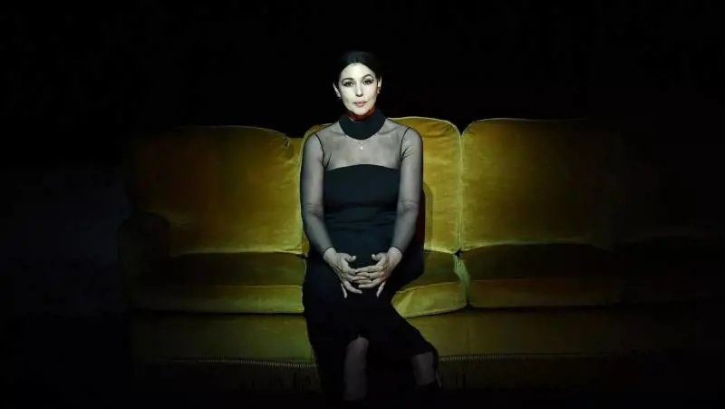 Dare voce ai ricordi (e ai dolori) di un'icona. La Bellucci è "Divina" nei panni della Callas