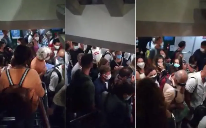 "Assembramenti e ore di fila per il tampone", la rabbia dei passeggeri a Civitavecchia
