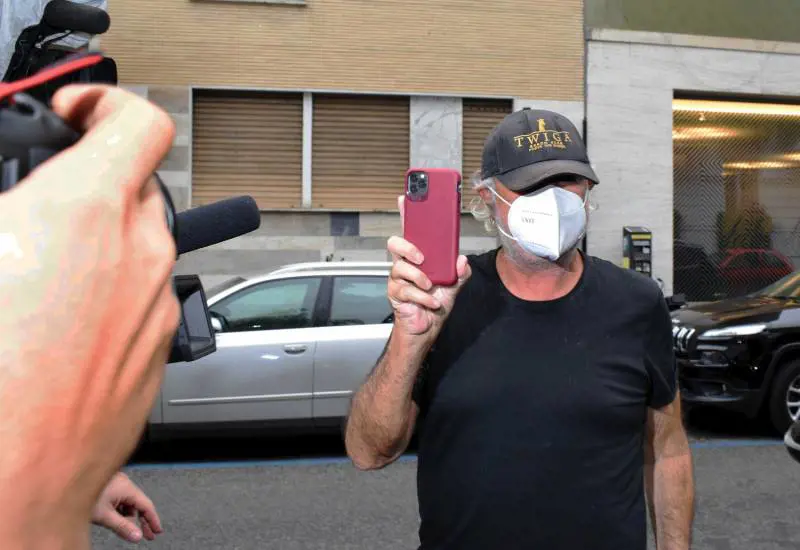 Briatore esce dall'ospedale: "Sto bene, ma statemi lontano o vi attacco tutto"