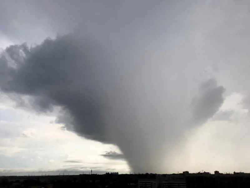Alluvioni, vento, grandine: una domenica da incubo. Chiusa pure l'autostrada