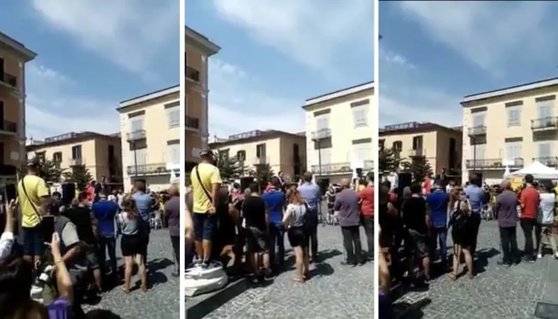 Luigi Di Maio parla nella sua città ma la piazza è deserta