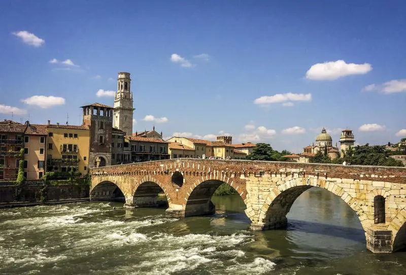 Nel fiume per aiutare un suicida. Pompiere salvato dopo 16 km