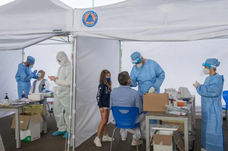 Coronavirus, c'è l'accordo tra le Regioni e i medici di base per i tamponi rapidi