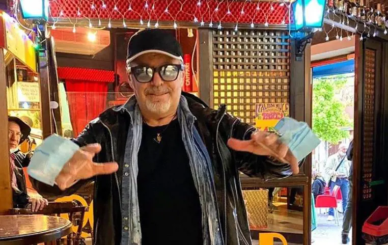 Vasco Rossi: "Io la mascherina la metto anche sulle mani. Gli altri vadano a farsi fo..."