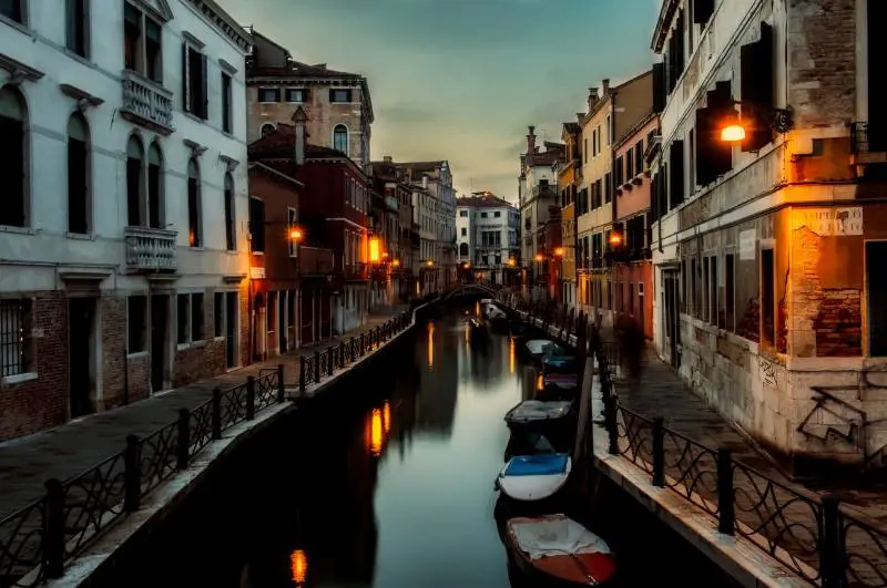 Zero stranieri, negozi chiusi (e in vendita). Viaggio nella Serenissima che sprofonda