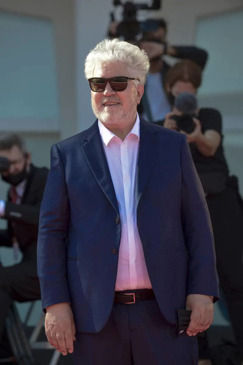 Il pop a colori di Almodóvar reinventa (bene) Cocteau