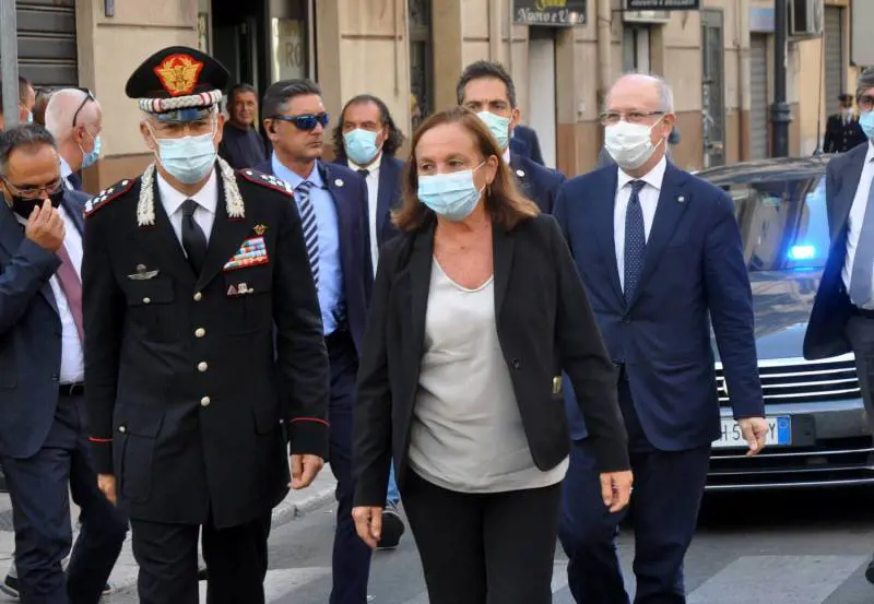 Il Viminale: niente multe a chi ignora i "consigli". Il sospetto infiltrazioni