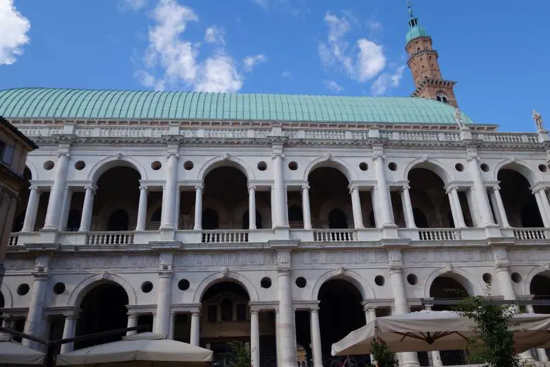 Da Palladio alla pallavolo. Così Vicenza schiaccia la sua Piazza dei Signori