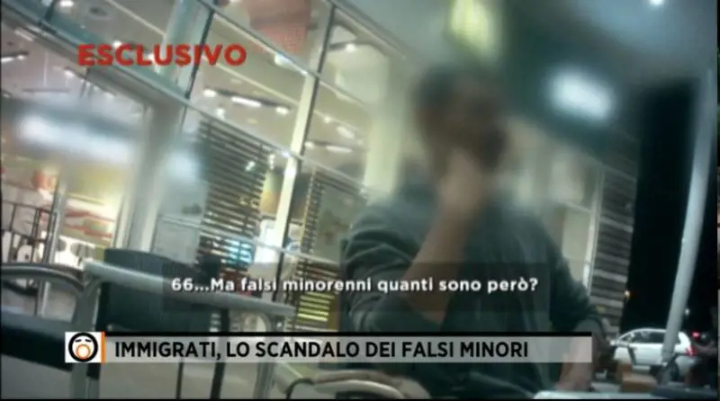 Quei finti minori tra i migranti: ecco come ci prendono in giro