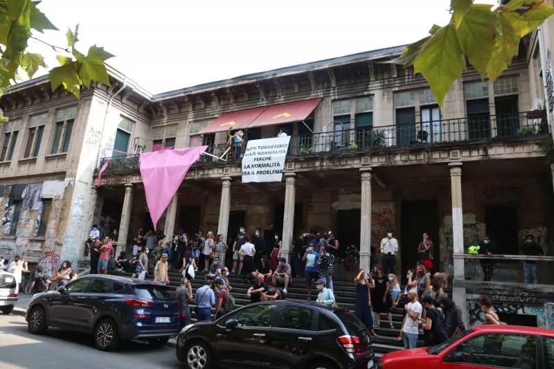 La Lega vuol sgomberare la palazzina di Macao. Insulti dagli occupanti