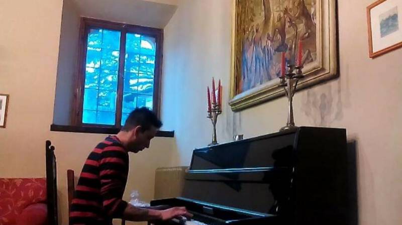 Emanuele al pianoforte