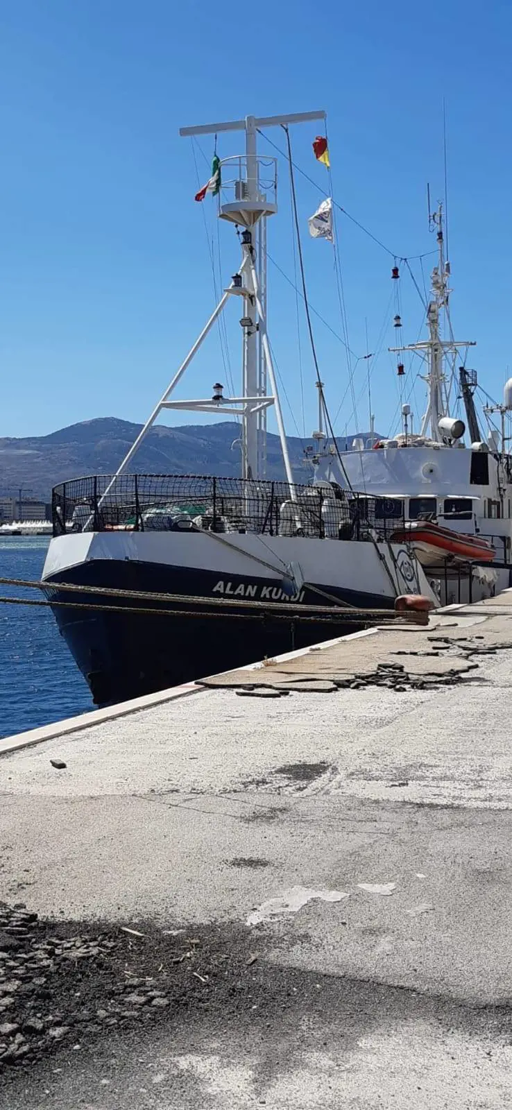 'L'Italia dia un porto ai migranti' E la Alan Kurdi torna in mare