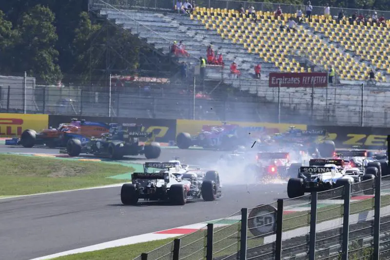 Formula Uno, incidenti a ripetizione al Mugello. Doppietta Mercedes, male le Ferrari