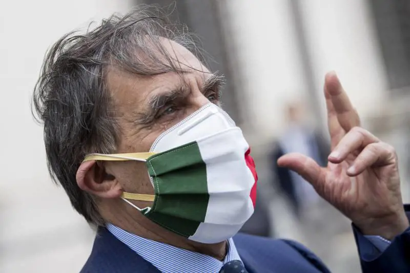 "No al saluto col gomito". La Russa contro l'Oms: "Va bene mano al cuore"
