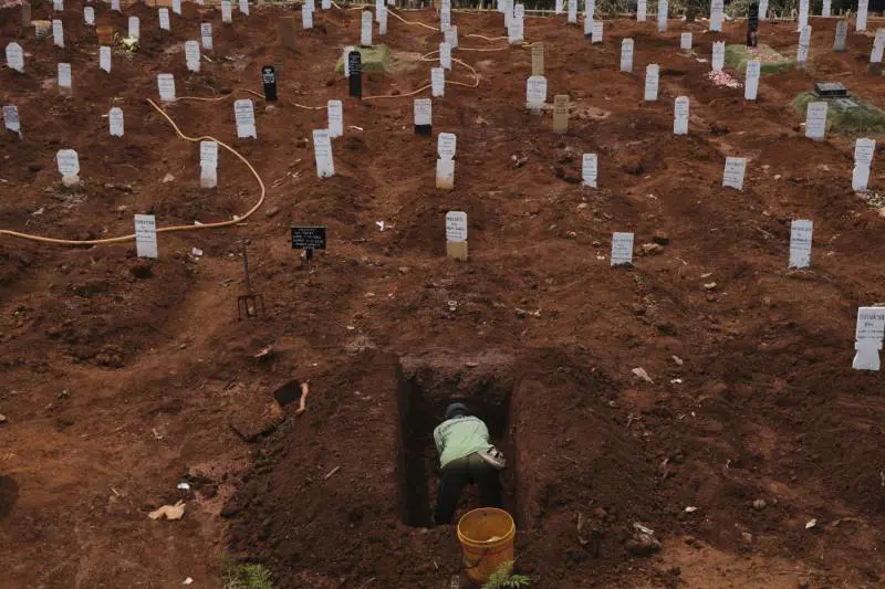 Non vuoi la mascherina? In Indonesia scavi le fosse ai morti