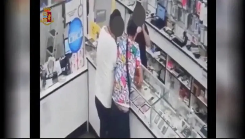 Presi due romeni Si filmavano durante le rapine