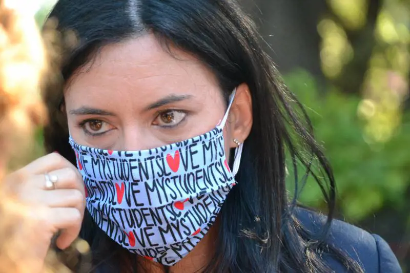Scuola, Azzolina fa muro "Fino alla seconda media salve le lezioni in classe"
