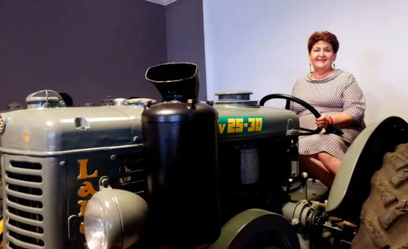 Lo scivolone della Bellanova: in posa sul trattore a lodare i suoi stessi flop