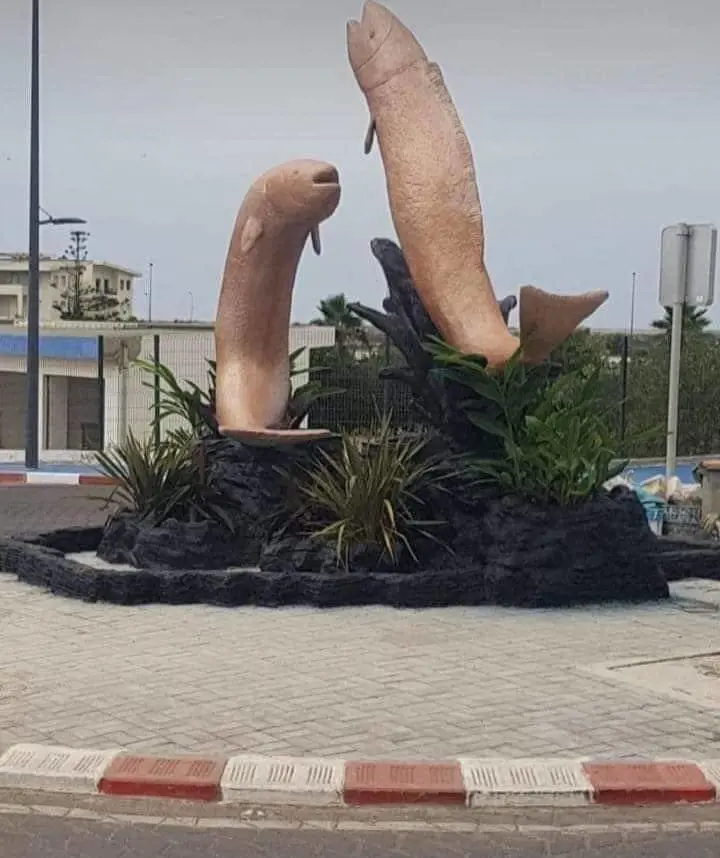 Polemiche per le statue di due pesci: "Sono pornografiche"