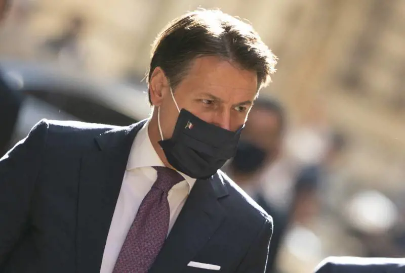 Il gel adesso fa tremare Conte. Mani "sporche" a Palazzo Chigi