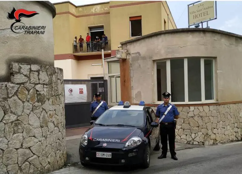 Migranti fuori controllo Appiccano un incendio Si gettano dalle finestre
