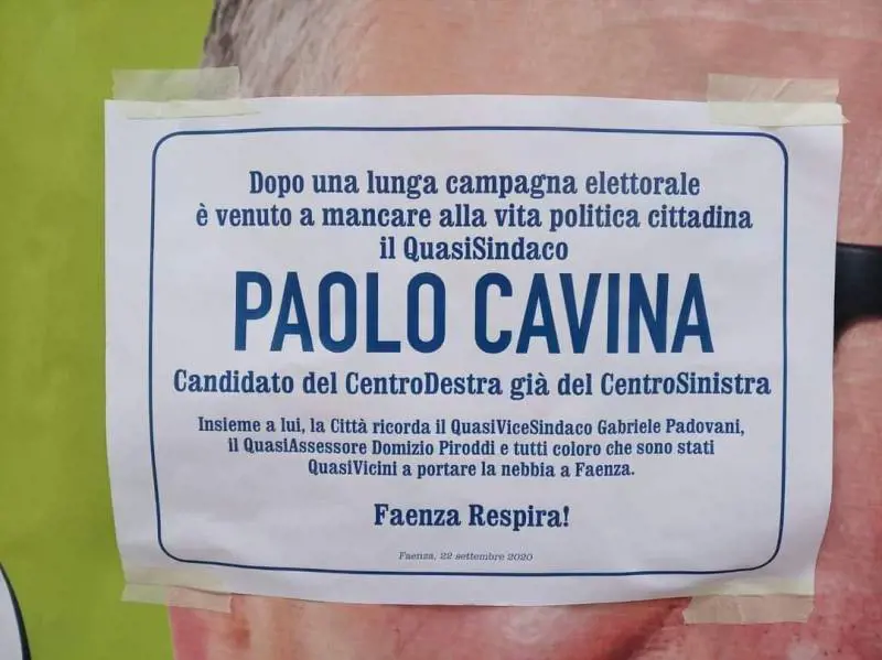 Manifesti da vergogna sui muri: i rossi "seppelliscono" il rivale